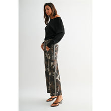 Load image into Gallery viewer, High-Rise Wide Jogger Camouflage Side Tape Detail
