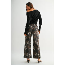 Load image into Gallery viewer, High-Rise Wide Jogger Camouflage Side Tape Detail
