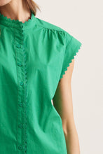 Load image into Gallery viewer, Scallop Trim Top- White or Kelly Green ENTRO
