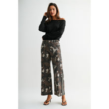 Load image into Gallery viewer, High-Rise Wide Jogger Camouflage Side Tape Detail
