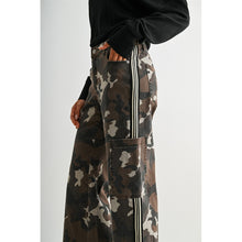 Load image into Gallery viewer, High-Rise Wide Jogger Camouflage Side Tape Detail
