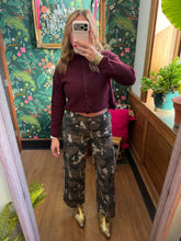 Load image into Gallery viewer, High-Rise Wide Jogger Camouflage Side Tape Detail
