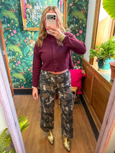 Load image into Gallery viewer, High-Rise Wide Jogger Camouflage Side Tape Detail
