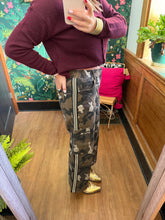 Load image into Gallery viewer, High-Rise Wide Jogger Camouflage Side Tape Detail
