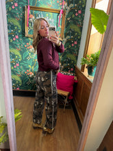 Load image into Gallery viewer, High-Rise Wide Jogger Camouflage Side Tape Detail
