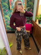 Load image into Gallery viewer, High-Rise Wide Jogger Camouflage Side Tape Detail
